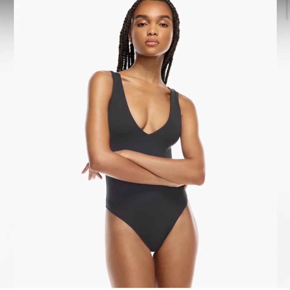 NWT Aritzia Babaton Contour V-neck bodysuit